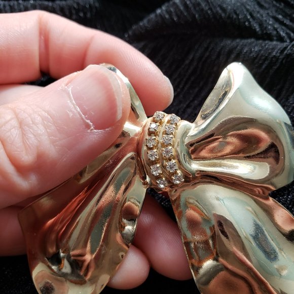 Vintage Large Gold Tone Bow with Rhinestone Centre Collar Pin - Picture 8 of 11
